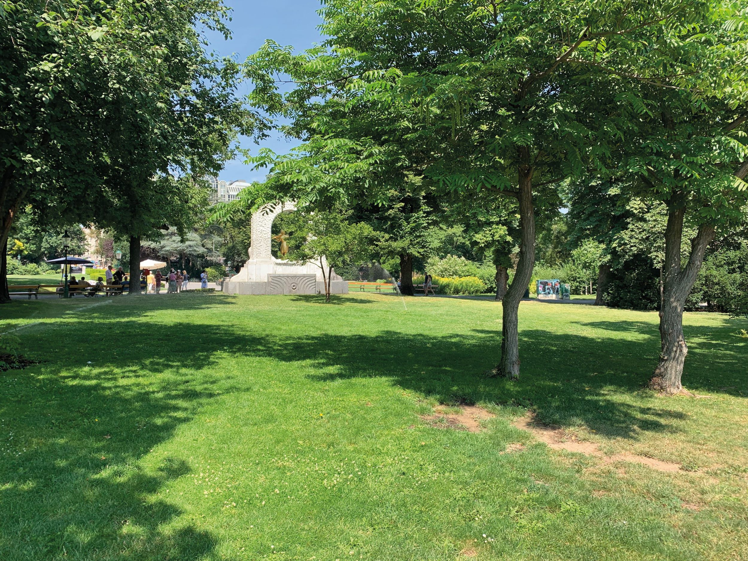 Im Wiener Stadtpark, im Hintergrund das Strauß-Denkmal