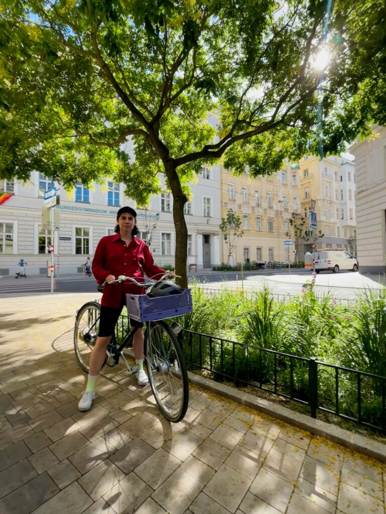 Elizabeth Ward mit ihrem Fahrrad in Wien