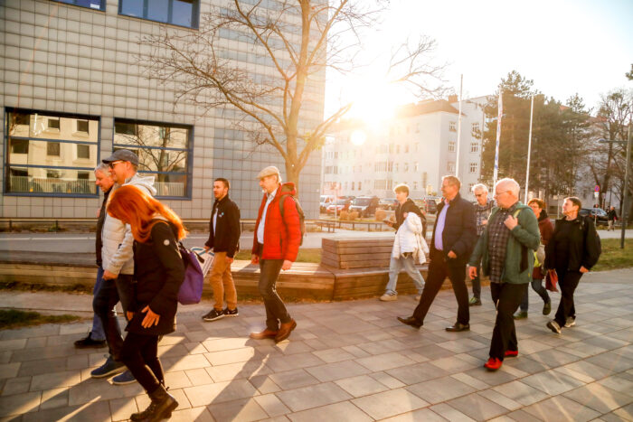 Personen beim Geh-Café im Sonnenschein